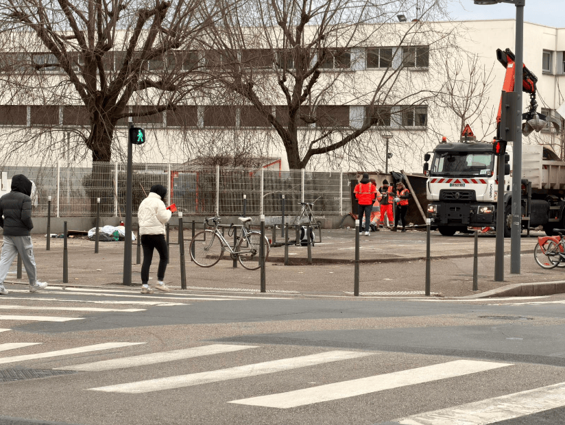 Lire la suite à propos de l’article Le campement du parking Lortet démantelé suite à une action commune